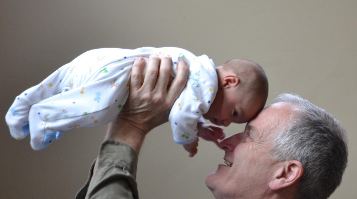 Los pediatras lanzan una campaña para que los jóvenes  animen a sus abuelos