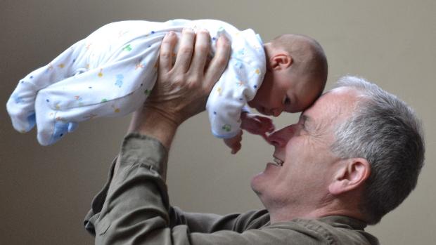 Los pediatras lanzan una campaña para que los jóvenes  animen a sus abuelos