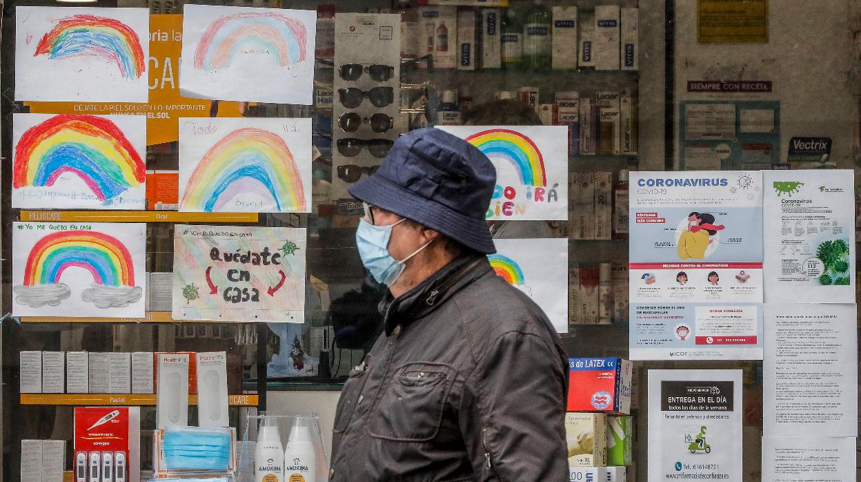 Un hombre con mascarilla