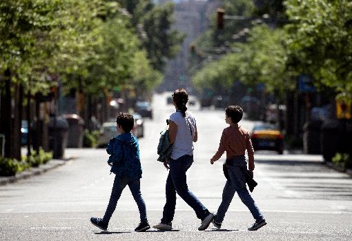 Una familia camina por la Diagonal de Barcelona este domingo