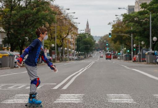 Un niño patinando en Sevilla este domingo