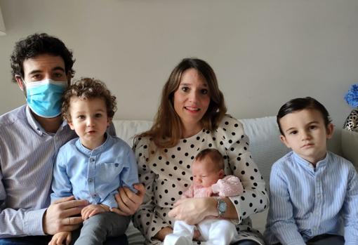 Cristina con su marido e hijos por fin pueden disfrutar juntos en casa