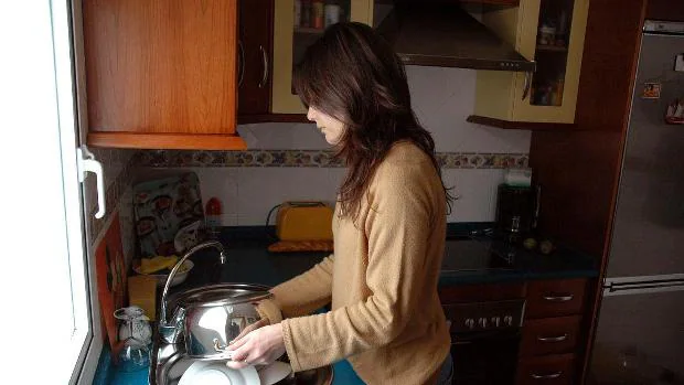 Ni el confinamiento libra a las mujeres de las labores domésticas
