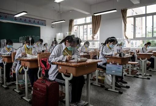 Alumnos en una escuela de Wuhan