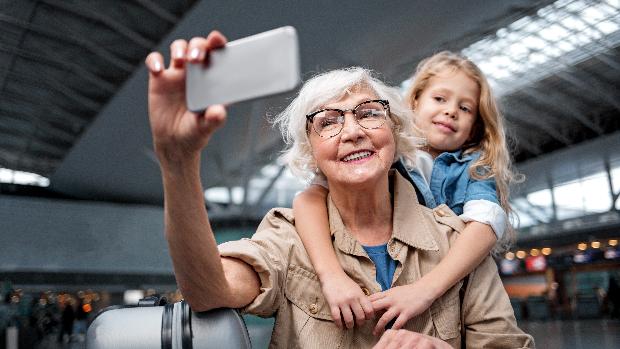 Una abuela, multada y obligada a eliminar las fotos de sus nietos publicadas en redes sociales