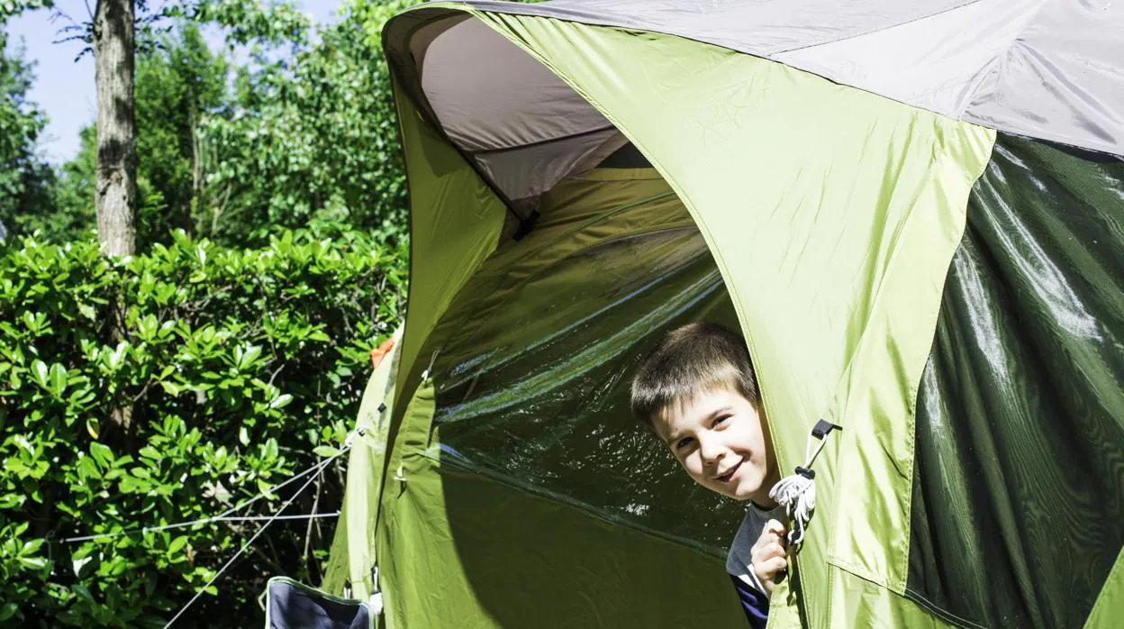 Campamentos: «Las recomendaciones son que duerma un niño por tienda de campaña. Así se pierde toda la esencia de la actividad»