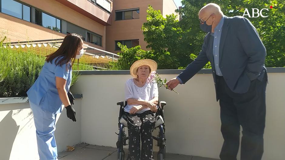 Recorre 38 Km cada día para ver a su mujer de 78 años superviviente del Covid-19