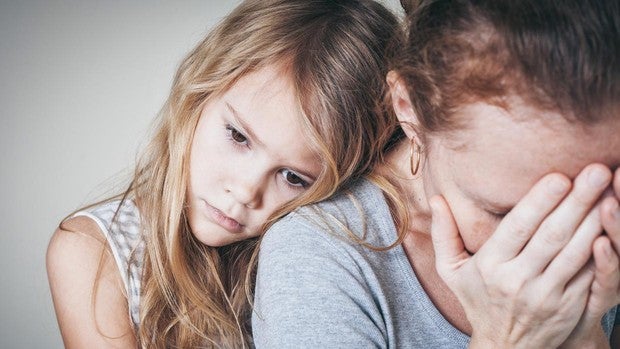 «Para crecer de forma saludable, los hijos necesitan padres sanos emocionalmente»