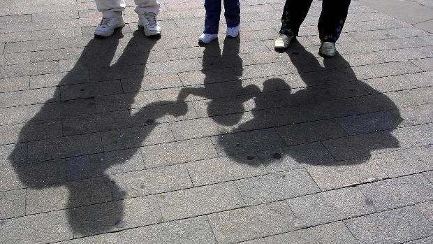 Familias adoptantes españolas denuncian que siguen sin poder viajar al extranjero para traerse a sus hijos