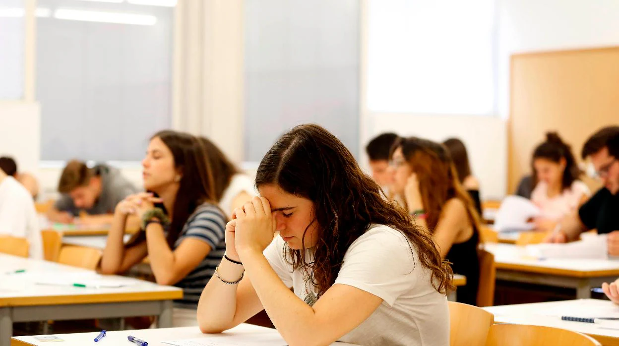 Una alumna durante el examen de selectividad