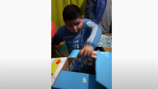 La inesperada reacción de un niño al recibir los regalos de su cumpleaños