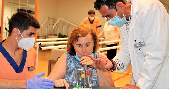 Vídeo: Ancianos de la residencia Ballesol de Príncipe de Vergara realizan fisioterapia respiratoria