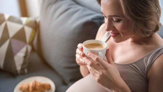 Recomiendan evitar la cafeína a las mujeres embarazadas o que intentan tener un bebé