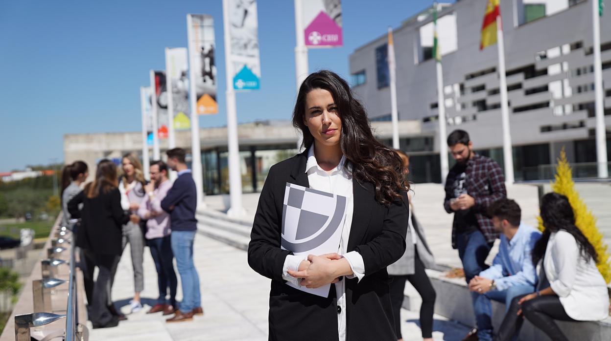 Una alumna de MAES en CEU Cardenal Spínola