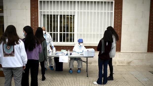 ¿Es legal realizar pruebas PCR a menores en colegios sin la presencia de los padres?