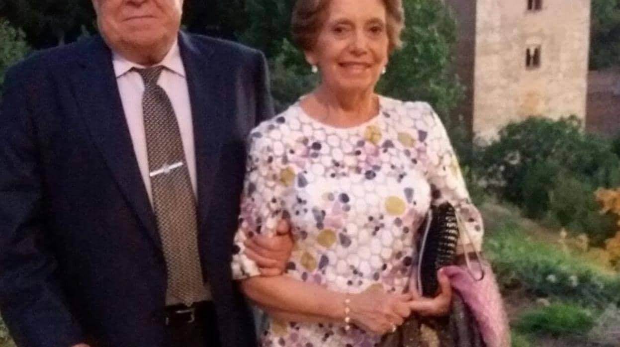 En la imagen, Teresa Oliveras con su marido