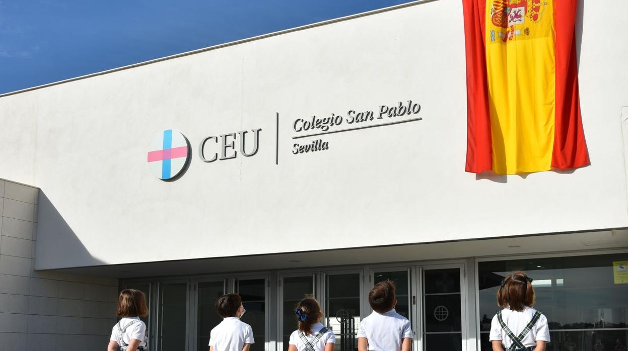 El Colegio CEU San Pablo Sevilla conmemora el Día de la Fiesta Nacional de España