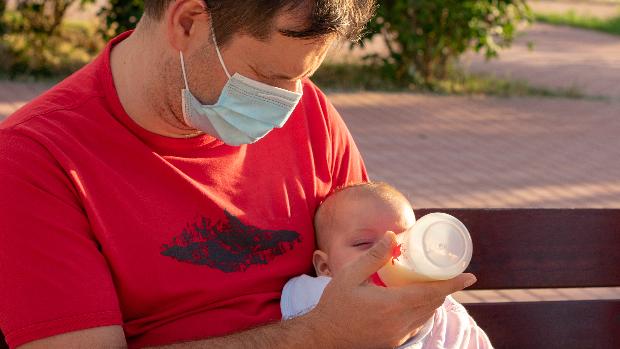 Los bebés que se alimentan con biberón consumen más de un millón de microplásticos al día