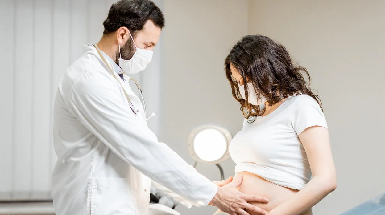 Solas ante el ginecólogo: la maternidad ya no se comparte en tiempos de pandemia