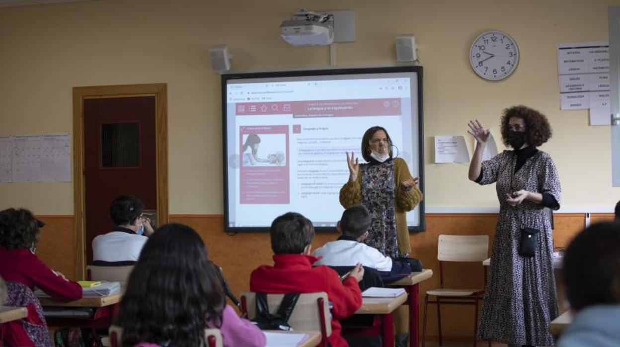 Profesora e intérprete en una d elas clases del Colegio Gaumen de Madrid