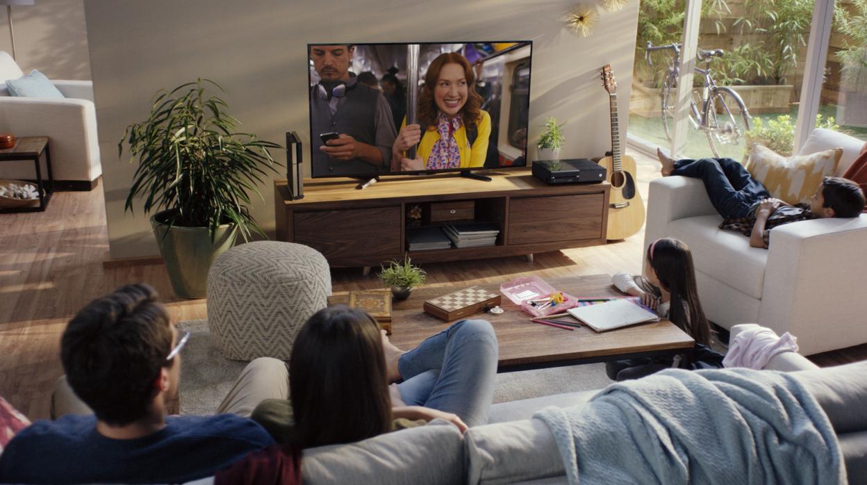 Familia viendo la televisión