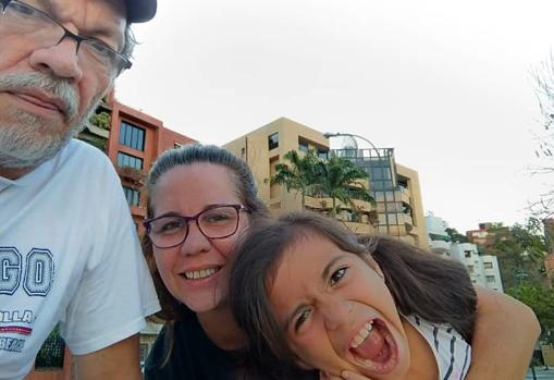 Daniela sonríe feliz con sus padres, antes de que el cáncer cambiara sus vidas