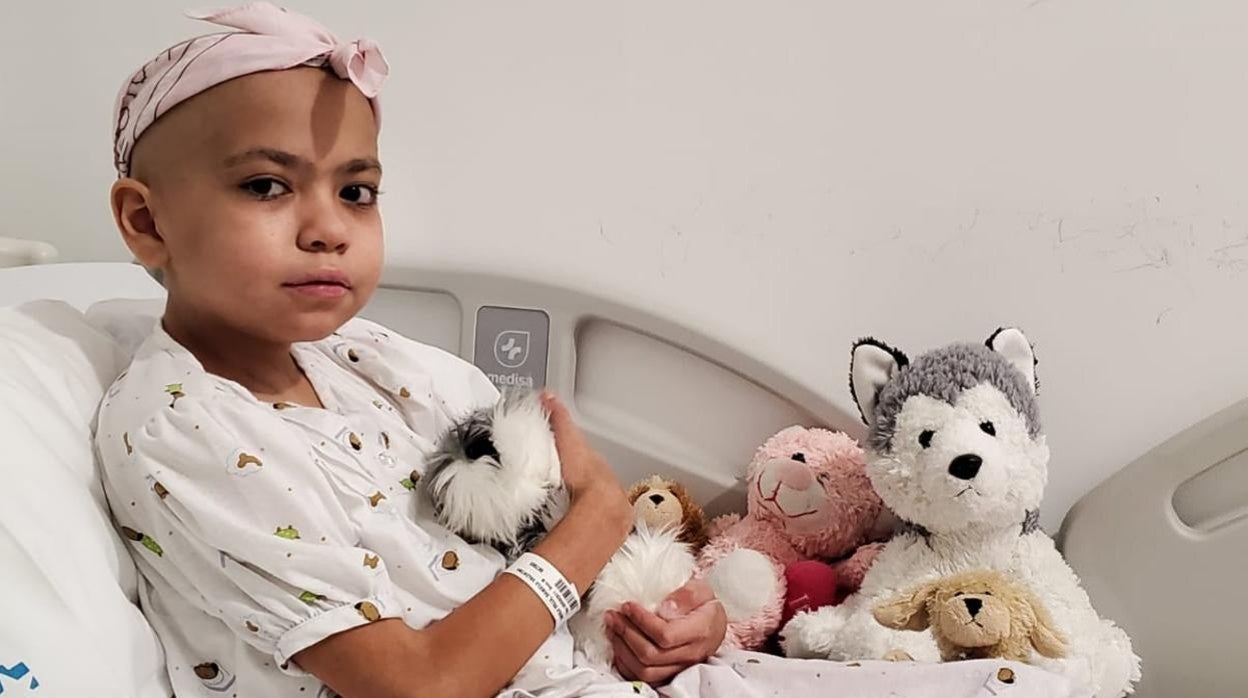 La pequeña Daniela en la cama del Hospital Niño Jesús de Madrid junto a sus preciados muñecos