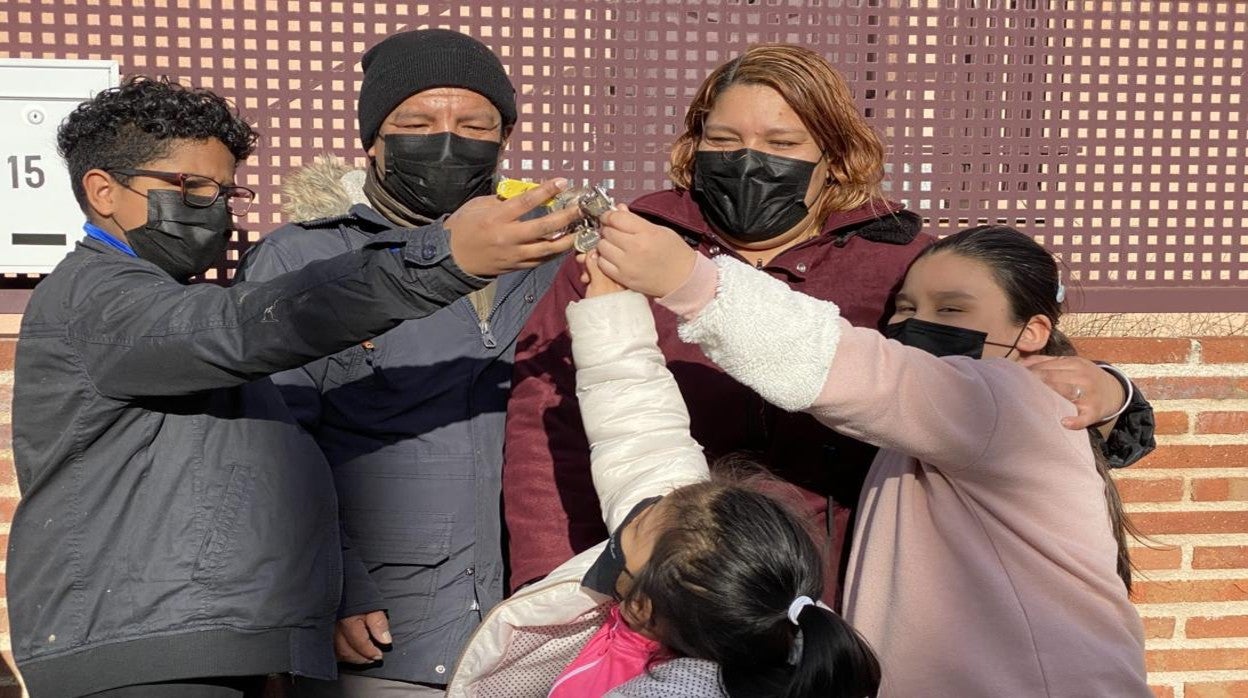 Yennifer con su familia, en el momento de recibir las llaves de la casa en Santa María del Berrocal (Ávila)