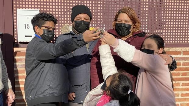 «Hemos dejado atrás el paro y un bajo con humedades en Madrid para empezar de cero en un pueblo»