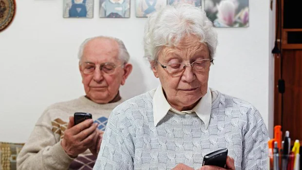 El 52% de los mayores no está en el grupo familiar de Whatsapps