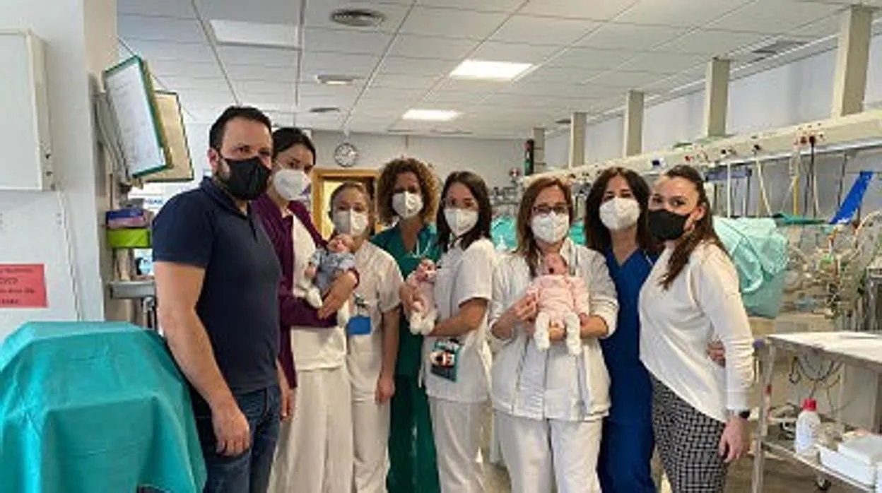 Imagen de los trillizos junto a sus padres y a varias trabajadoras del hospital