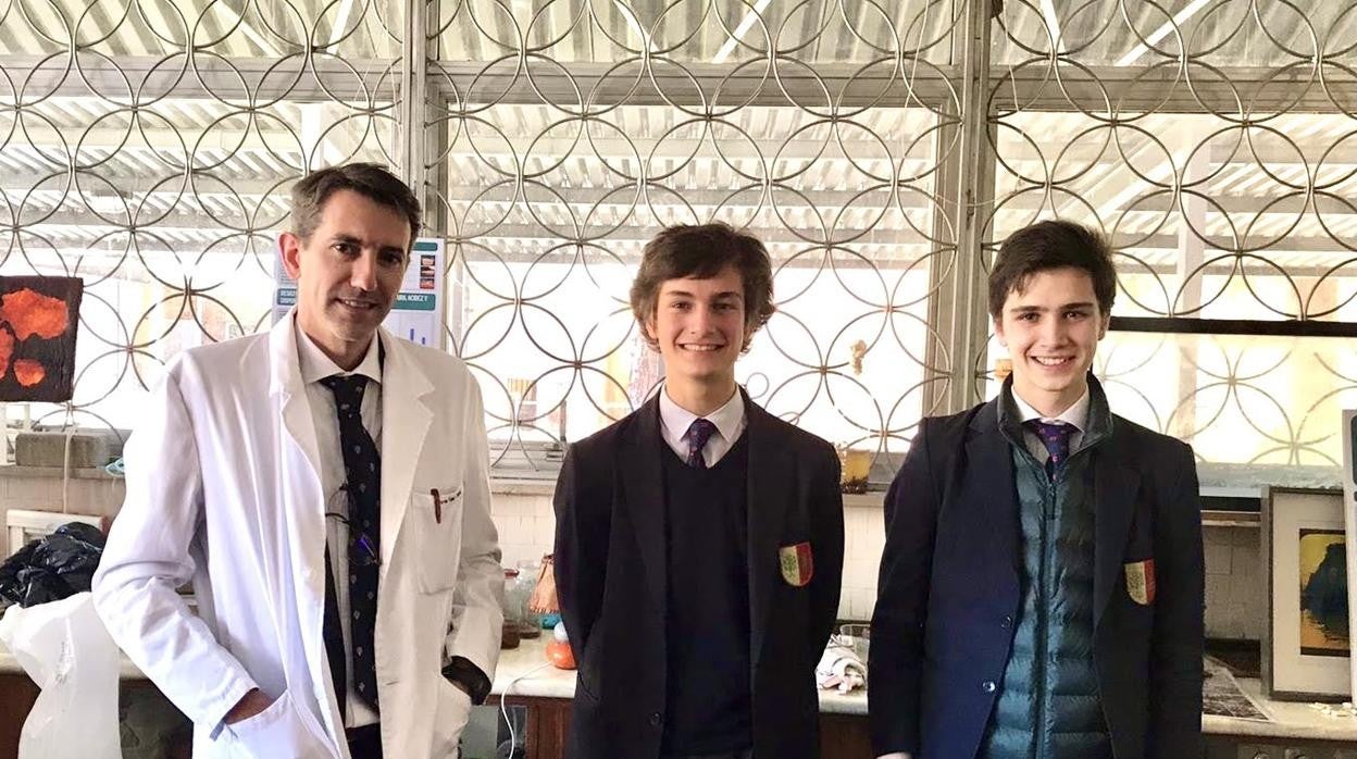 En la imagen Guillermo Canosa y Pedro Gefaell junto a su profesor Javier Fernández-Portal en el Colegio Retamar