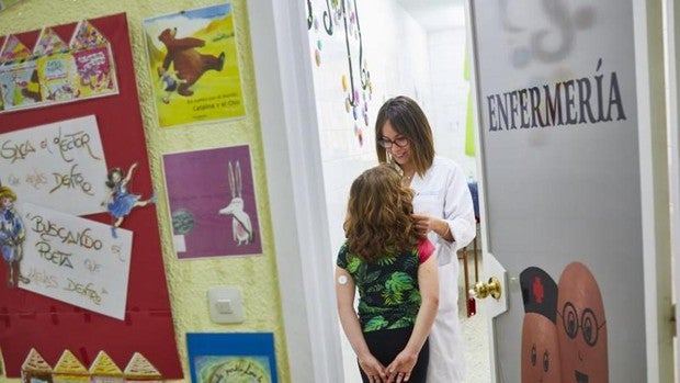 La curiosa iniciativa que invita a los padres a reclamar un enfermero en el cole de sus hijos