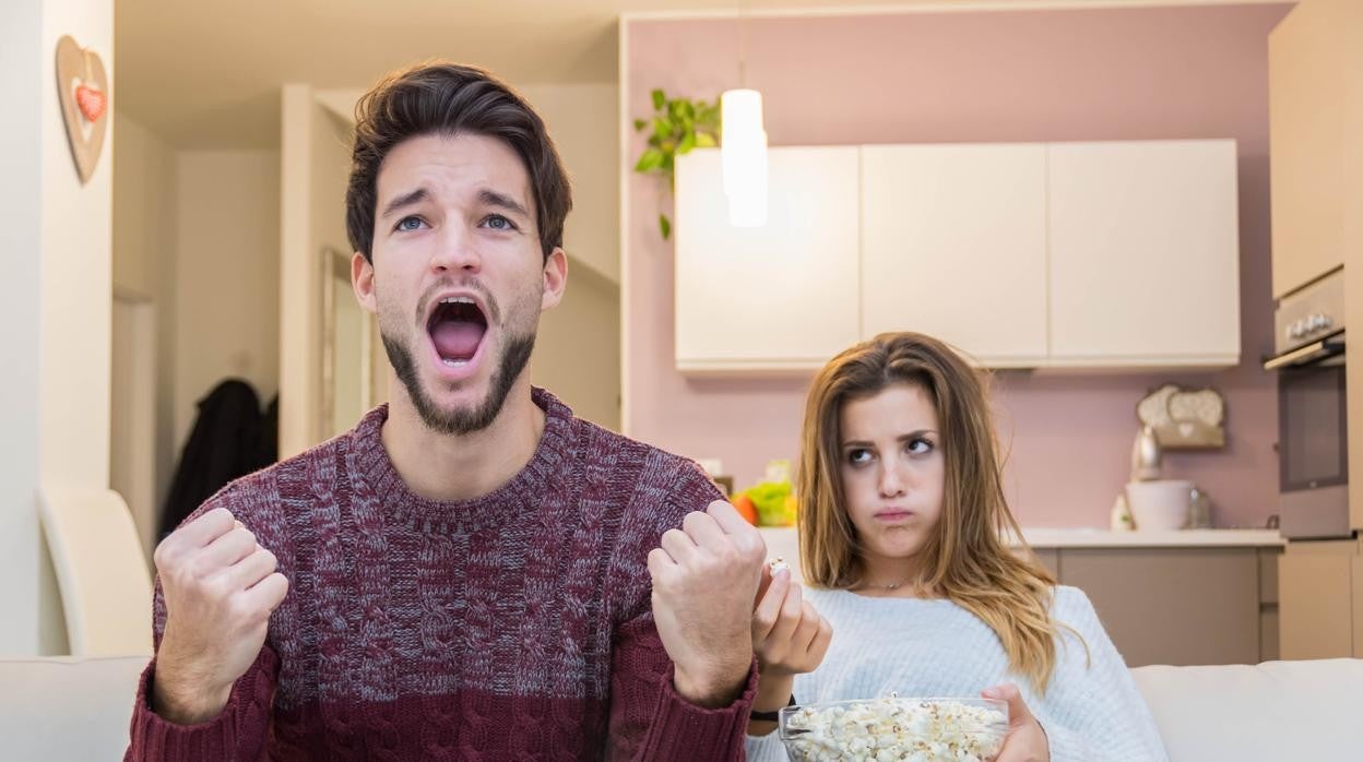 Cómo no dejar fuera de juego a tu pareja mientras ves un partido de fútbol