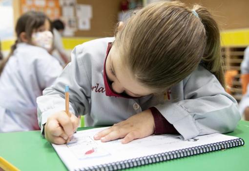 La lectura y escritura a mano se trabajan mucho en las clases de Fuenllana