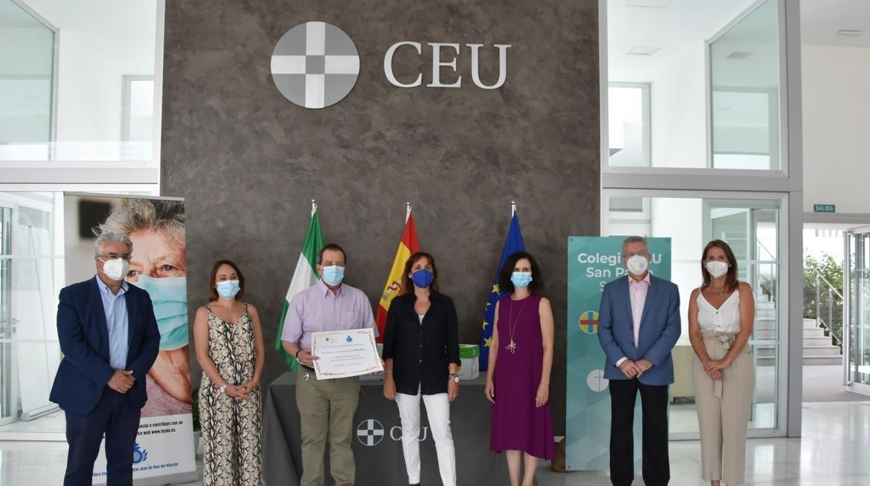 El Colegio CEU San Pablo Sevilla entrega lo recaudado en la I Campaña CEU Pulseras Solidarias