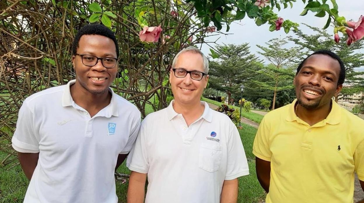 Paulin Gakoué, director de Azobe; Javier Delgado, director de Altair,y Paul Christian Tsotie, jefe de la Unidad de Cuidados Paliativos del Centre Hospitalier Dominican de Yaunde.