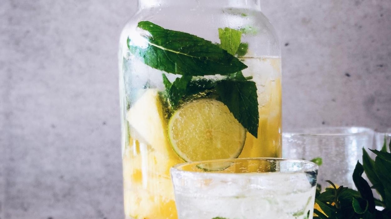 Bebidas refrescantes y saludables para tomar en  familia