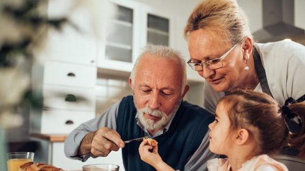El 71% de las familias recurren a los abuelos para el cuidado de sus menores