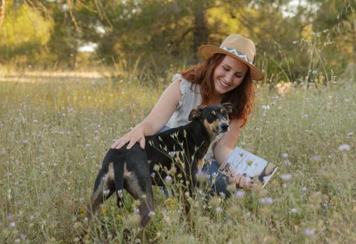 La autora, en la imagen, con su mascota