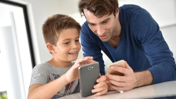 Diez pequeños gestos de tu día a día para educar a los hijos en el uso del móvil
