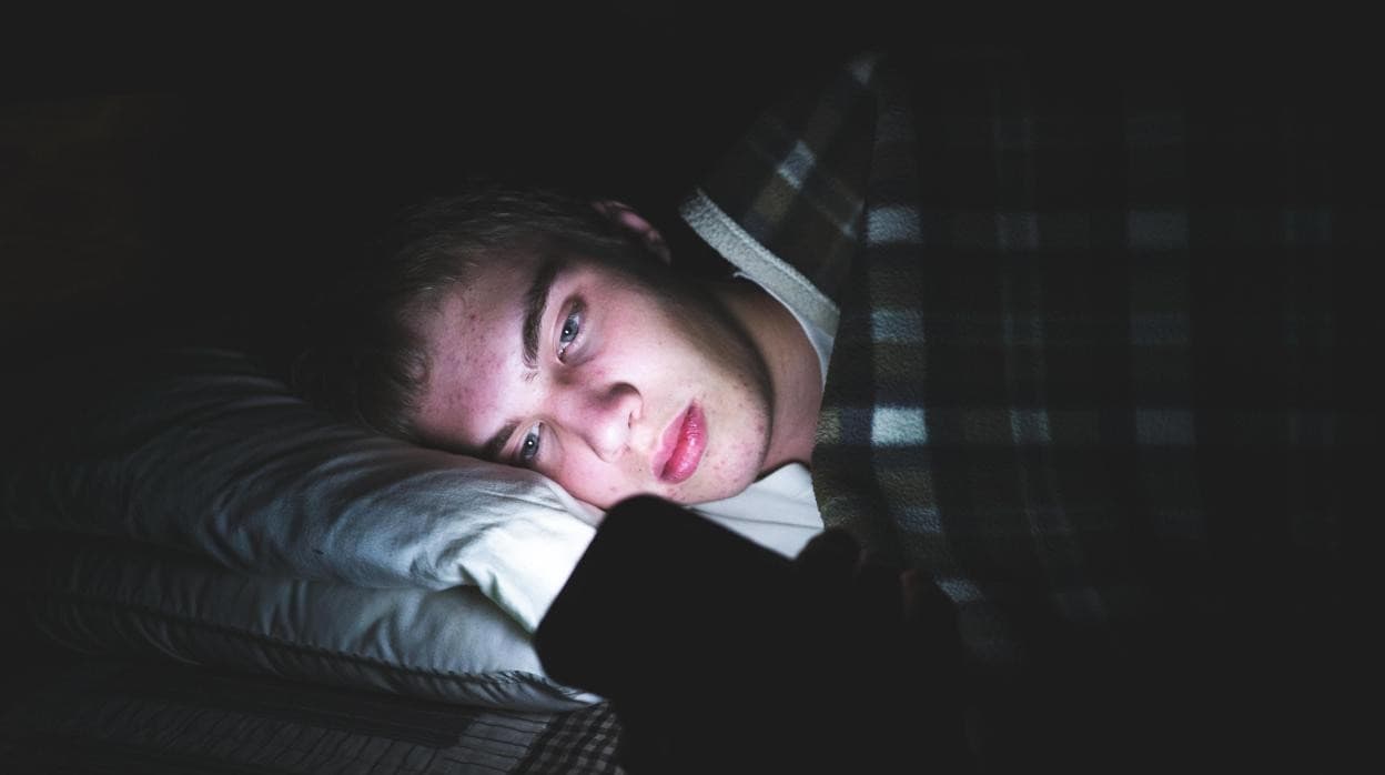 Efecto del vamping en adolescentes: privación crónica de 1 hora de sueño los días laborables