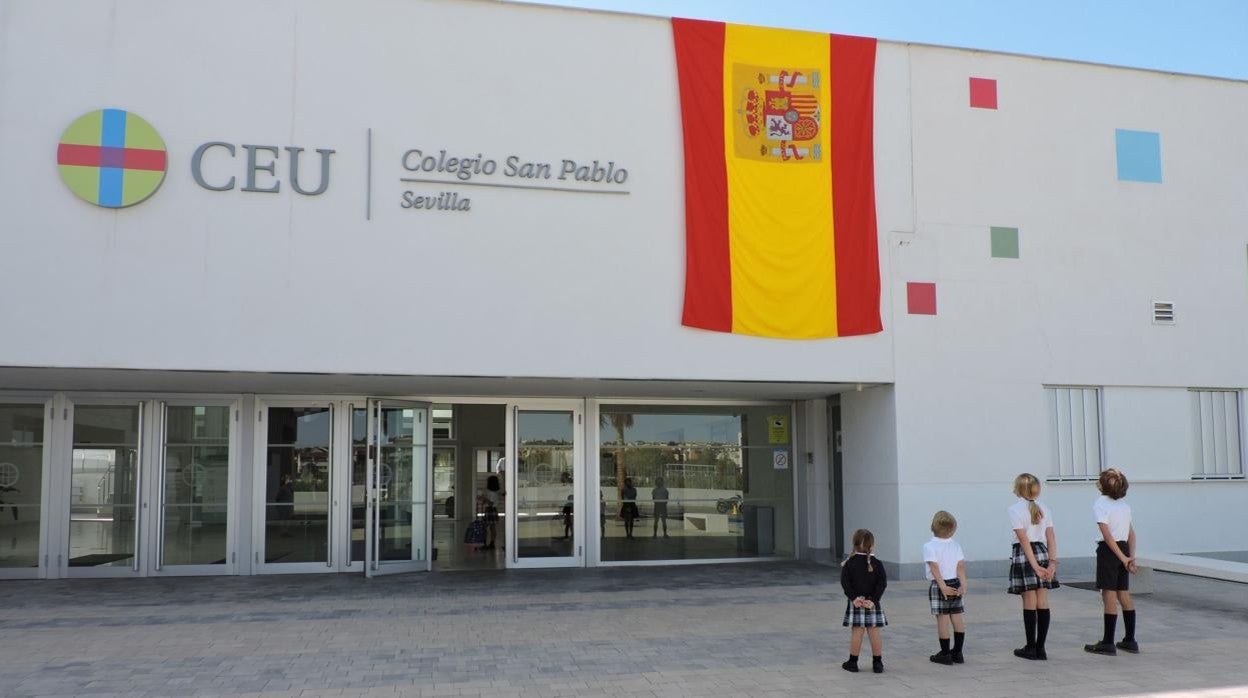 El Colegio CEU San Pablo Sevilla conmemora el Día de la Fiesta Nacional de España