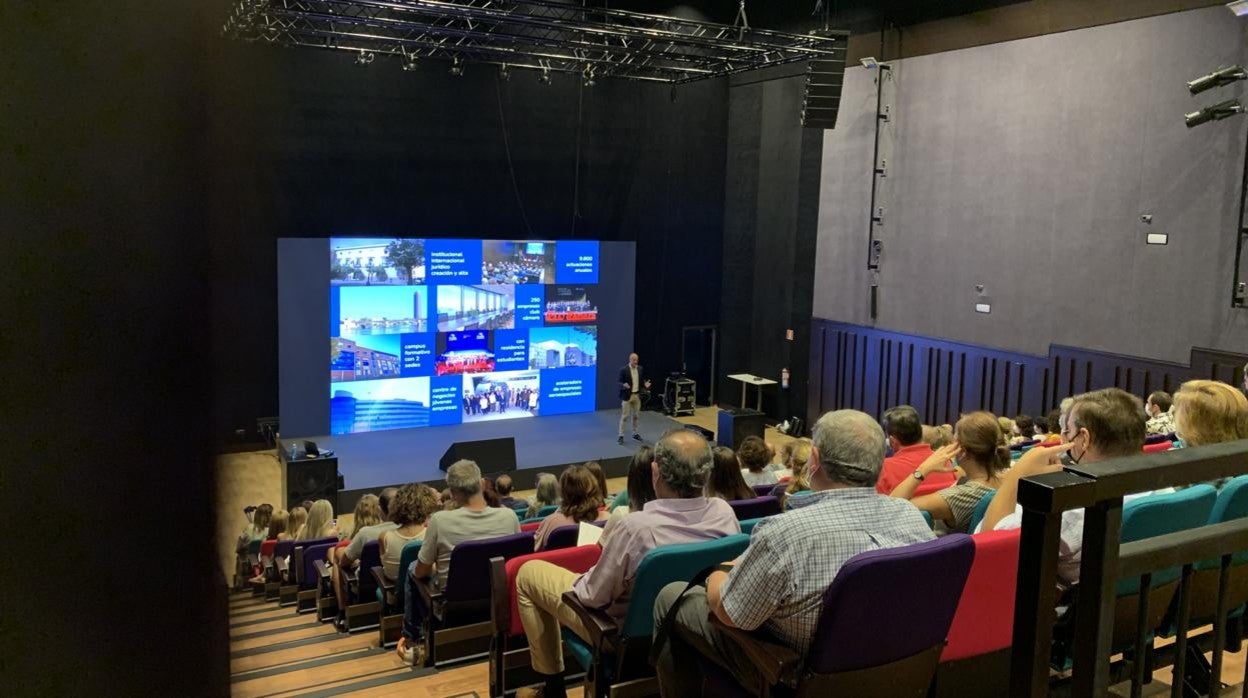 Más de 400 familias participan en el acto de bienvenida del campus universitario y superior de la Cámara de Comercio de Sevilla