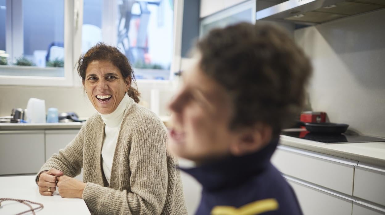 Eloisa, en la cocina de su casa con su hijo Lucas, aquejado de una enfermedad rara