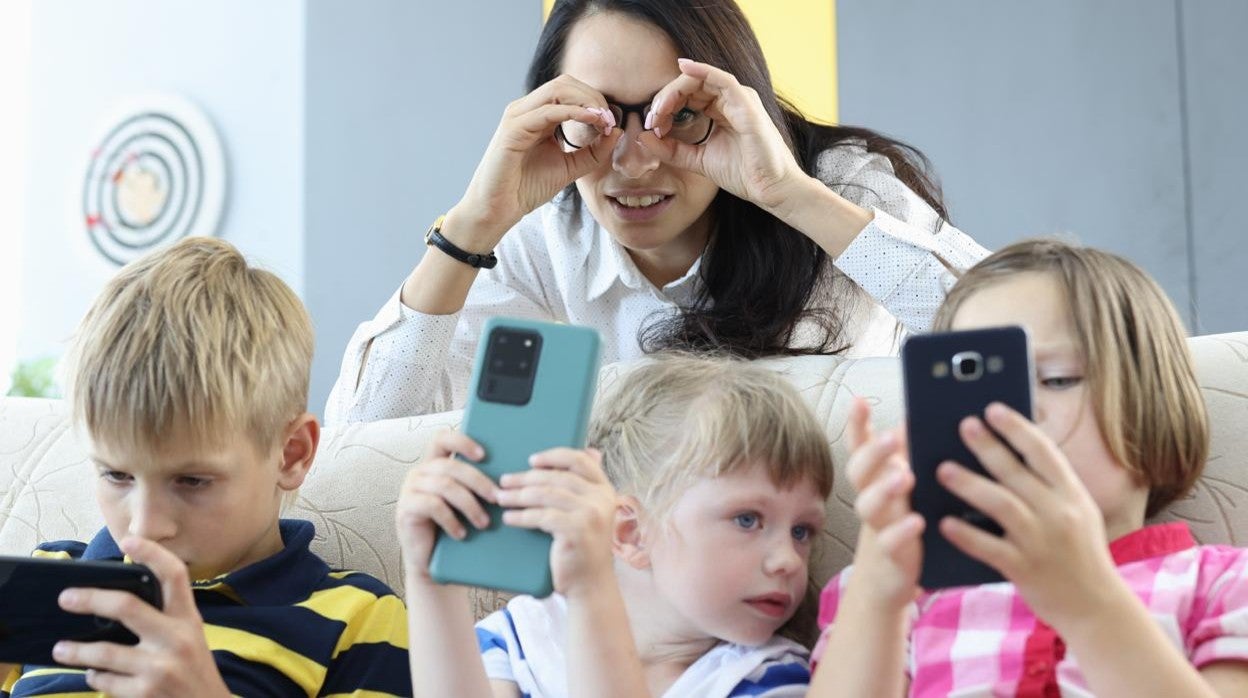 El 54% de padres controlan de forma constante cómo usan sus hijos menores los dispositivos electrónicos