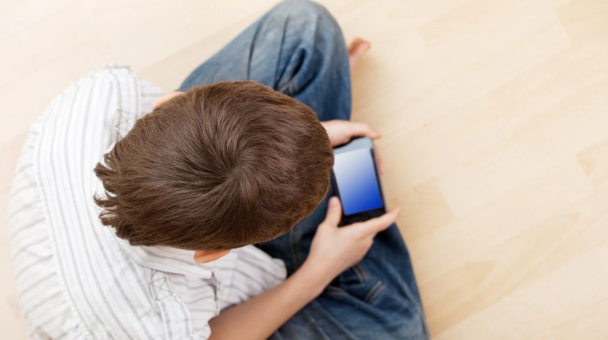 La falta de ejercicio y el uso de los móviles pueden aumentar los problemas de espalda en niños