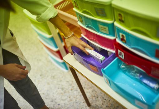 Una enfermera escolar muestra los cajones donde guarda los medicamentos de los menores