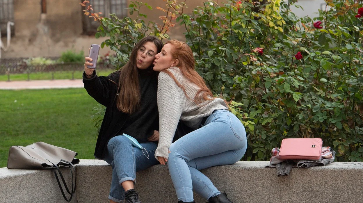Dos jóvenes se hacen un «selfie»