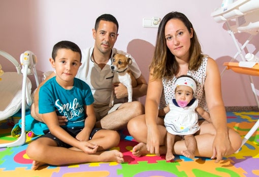 África al poco de nacer con su familia posando para ABC